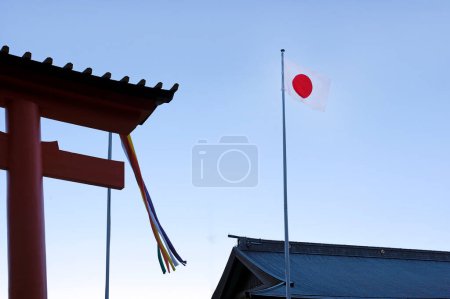 Téléchargez les photos : Drapeau japonais à côté d'un Torii au sanctuaire Kumano Nachi Taisha près de Kii-Katsuura, Japon - en image libre de droit