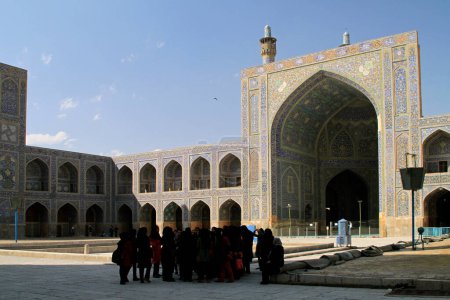 Foto de Isfahán, Irán - 15 de junio de 2018: Un grupo de mujeres jóvenes se reúne en la plaza de la mezquita Jameh en Isfahán, Irán, en un día soleado. - Imagen libre de derechos