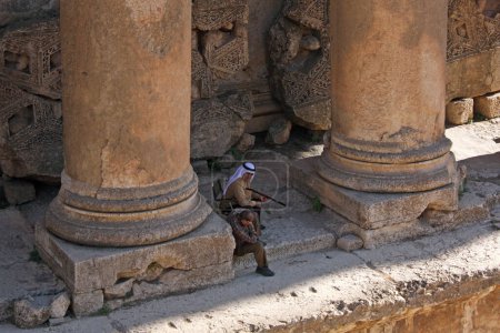 Foto de 16 septiembre, 2019 - Baalbek, Líbano: Dos hombres se relajan a la sombra de las ruinas romanas en Baalbek, Líbano - Imagen libre de derechos
