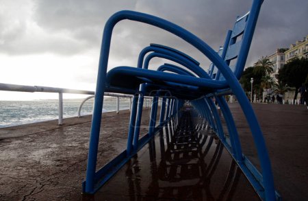 Téléchargez les photos : Les célèbres chaises bleues sur la côte de Nice, France, après la pluie - en image libre de droit
