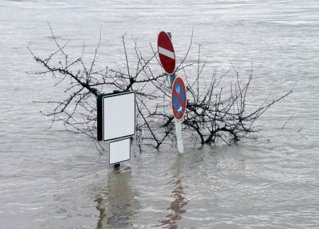 Straßenschilder mit Kopierplatz auf einem Schild in einer überfluteten Fußgängerzone in Deutschland