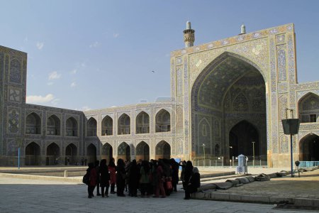 Foto de Isfahán, Irán - 15 de junio de 2018: Un grupo de mujeres jóvenes se reúne en la plaza de la mezquita Jameh en Isfahán, Irán, en un día soleado. - Imagen libre de derechos