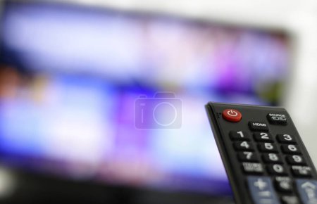 Control remoto y pantalla - atracones viendo el programa de televisión favorito