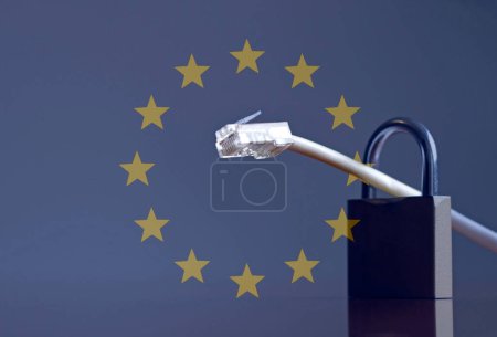 Foto de Cable de red atravesando un candado y la bandera de la Unión Europea - Imagen libre de derechos