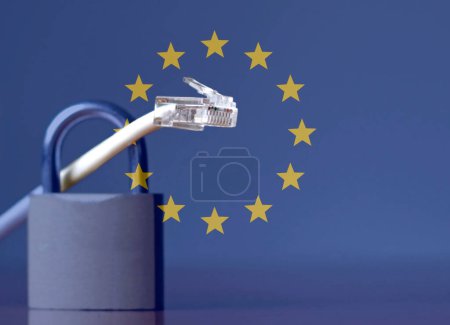 Foto de Cable de red atravesando un candado y la bandera de la Unión Europea - Imagen libre de derechos