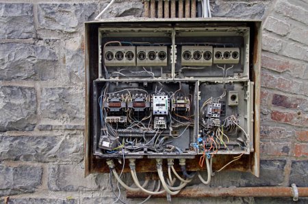 Chaotische Kabel in einem Sicherungskasten in einem verlassenen Gebäude