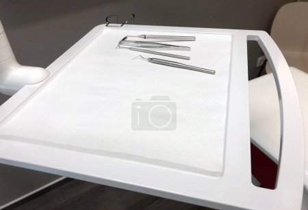 Téléchargez les photos : Outils dentaires prêts sur le plateau du cabinet du dentiste - en image libre de droit