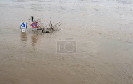 Téléchargez les photos : Conditions météorologiques extrêmes - zone piétonne inondée à Cologne, Allemagne - en image libre de droit