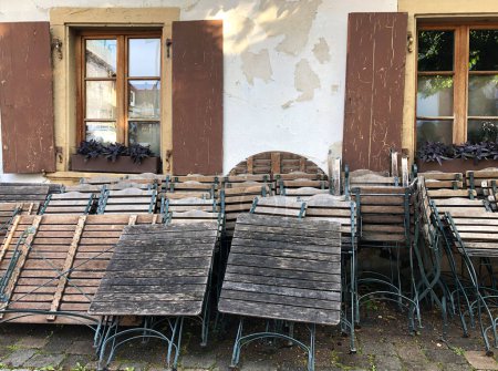 Téléchargez les photos : Restaurant fermé avec tables et chaises empilées contre le mur - en image libre de droit
