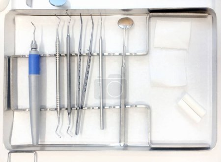 Téléchargez les photos : Outils dentaires prêts sur le plateau du cabinet du dentiste - en image libre de droit