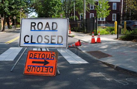 Panneau de fermeture de route pendant les travaux routiers à Boston, MA