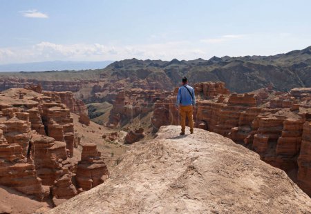 Hombre con camisa de mezclilla con vistas a Charyn Canyon en Kazajstán