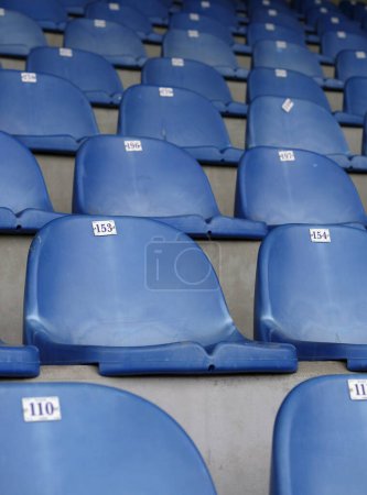 Téléchargez les photos : Sièges bleus vides dans un stade de football - en image libre de droit
