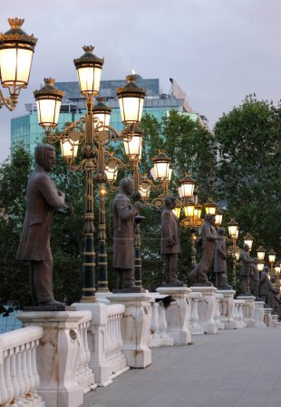 Téléchargez les photos : Skopje, Macédoine du Nord - 12 septembre 2023 : Nombreux lampadaires et statues sur le pont d'art à Skopje, Macédoine du Nord - en image libre de droit