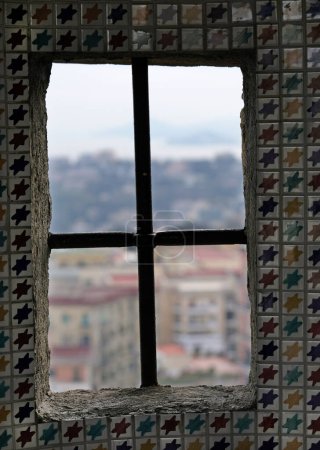 Foto de Con vistas a Nápoles, Italia, desde una ventana en el castillo de Sant Elmo - Imagen libre de derechos