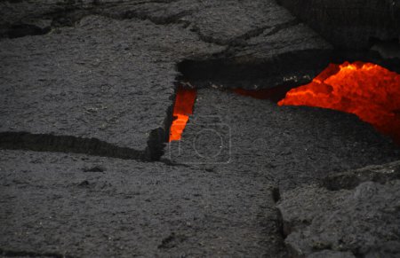 Foto de Visitas de lava cerca del volcán más nuevo de Islandia, Geldingadalir - Imagen libre de derechos