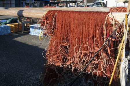 Téléchargez les photos : Des filets de pêche suspendus pour sécher au port de Kii-Katsuura, Japon - en image libre de droit