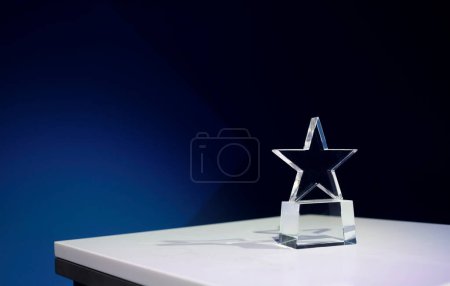 Foto de Premio en forma de estrella en una mesa con proyectores y espacio para copiar - Imagen libre de derechos