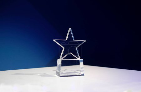 Sternenförmige Auszeichnung auf einem Tisch mit Scheinwerfern und Kopierraum