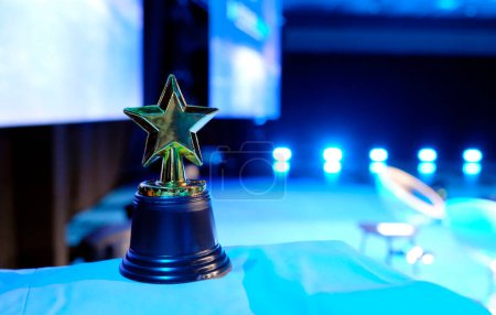Sternenförmige Auszeichnung auf einem Tisch mit Scheinwerfern und Kopierraum