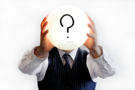 Téléchargez les photos : Point d'interrogation dans une bulle lumineuse tenue par un homme en chemise et cravate - en image libre de droit