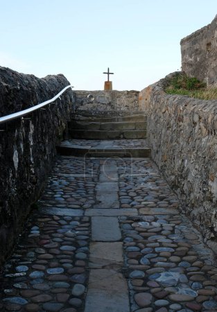 San Juan de Gaztelugatxe in Spanien mit einem Kreuz am Ende des Weges