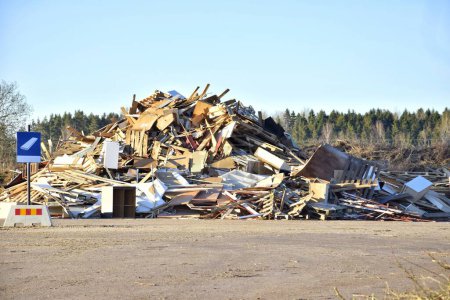 Estación pública de residuos en Suecia. Lugar de eliminación de residuos de madera.