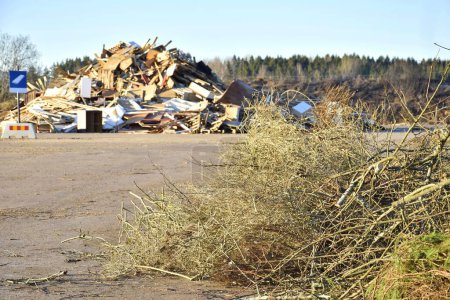 Estación pública de residuos en Suecia. Lugar de eliminación de residuos de madera.