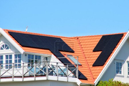 Sonnenkollektoren auf dem Dach eines Hauses