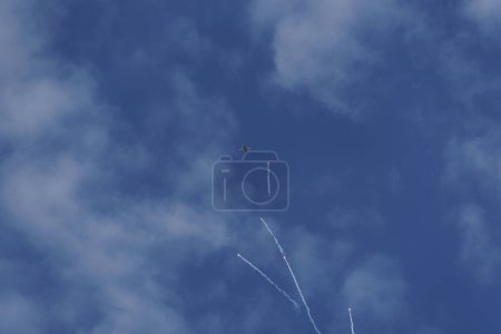 Photo for Thessaloniki, Greece - October 28 2022: F-16C Block 52 plus fighter demonstrating flight air show. HAF Hellenic Air Force Jet of team Zeus during the 28 October National Oxi Day parade. - Royalty Free Image