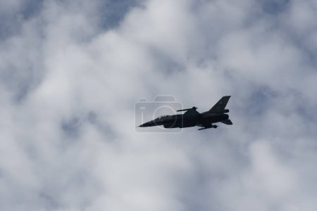 Photo for Thessaloniki, Greece - October 28 2022: F-16C Block 52 plus fighter demonstrating flight air show. HAF Hellenic Air Force Jet of team Zeus during the 28 October National Oxi Day parade. - Royalty Free Image