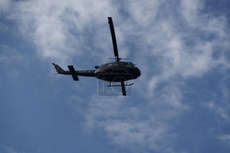 Téléchargez les photos : Thessalonique, Grèce - 28 octobre 2022 : HAF Huey hélicoptère lors d'un spectacle aérien. Force aérienne grecque Agusta-Bell AB-205 volant lors du défilé de la Journée nationale de l'Oxi du 28 octobre. - en image libre de droit