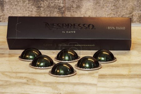 Foto de Thessaloniki, Grecia - 7 de diciembre de 2022: Nespresso Vertuo Pop machine Il Caffe vainas de aluminio con caja y logotipo, utilizadas para crear café espresso. - Imagen libre de derechos