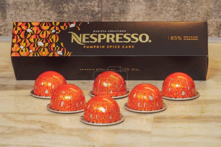 Téléchargez les photos : Thessalonique, Grèce - 7 décembre 2022 : Nespresso Vertuo Pop machine gâteau aux épices à la citrouille Dosettes en aluminium avec boîte et logo, utilisées pour créer un café expresso goutte à goutte. - en image libre de droit