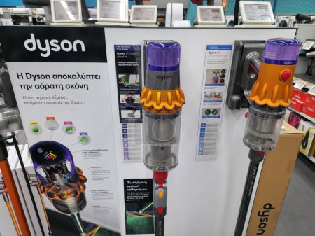 Téléchargez les photos : Thessalonique, Grèce - 15 décembre 2022 : Les aspirateurs sans fil Dyson modernes sont exposés dans une vitrine de magasin. - en image libre de droit