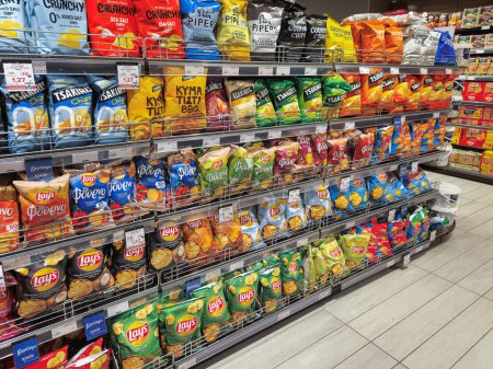 Téléchargez les photos : Thessaloniki, Greece - December 28 2022: Potato chips on sale at the supermarket. Store interior with various brands and different flavours, including Lays, on display. - en image libre de droit
