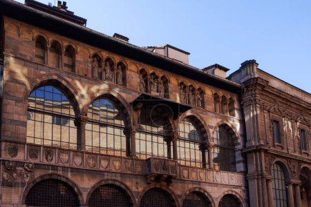 Foto de Millan, Italy Loggia degli Osii 1321 Gothic style historical building facade in Piazza Mercanti. - Imagen libre de derechos
