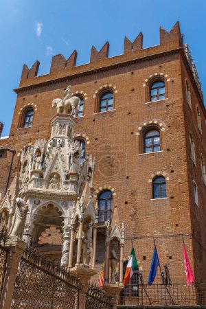 Foto de Verona, Italia Tumbas Scaliger. Arche scaligere, monumento funerario gótico encerrado por rejas de hierro. - Imagen libre de derechos