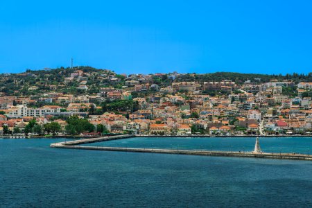 Téléchargez les photos : Obélisque entouré d'eau construit en pierre en 1813 à côté du pont De Bosset avec panorama de la ville d'Argostoli en arrière-plan sur l'île ionienne de Céphalonie Grèce. - en image libre de droit