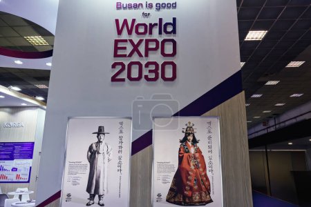Foto de Thessaloniki, Grecia - 9 de septiembre de 2023: Busan, Korea World Expo 2030 Banner de candidato con logo en exhibición en una feria internacional. - Imagen libre de derechos