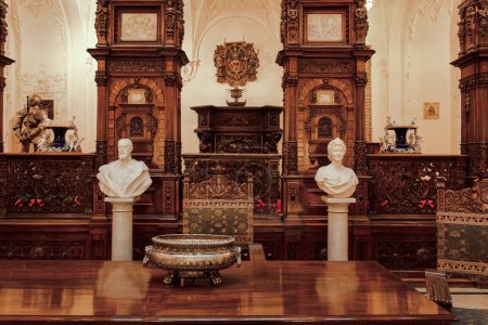 Téléchargez les photos : Sinaia, Roumanie 01 Novembre 2023 : Peles Château intérieur avec bustes du roi Carol I de Roumanie et consort Reine Elisabeth de Wied. - en image libre de droit
