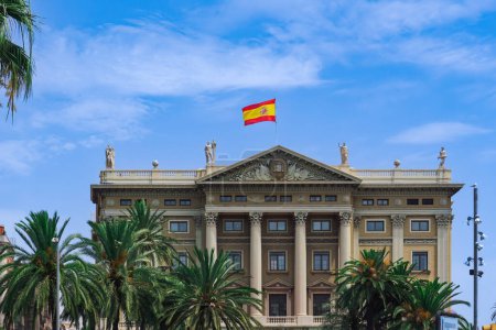 Téléchargez les photos : Bâtiment néoclassique du gouvernement militaire de Barcelone - Gobierno Militar de Barcelona - avec le drapeau espagnol agitant le dessus en Catalogne, Espagne. - en image libre de droit