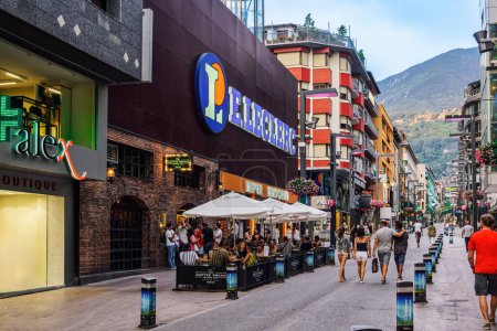 Téléchargez les photos : Bâtiments Andorre-la-Vieille avec boutiques et foule dans la capitale d'Andorre, dans les Pyrénées Andorre-la-Vieille, Andorre - 17 juillet 2017 : bâtiments avec commerces et foule dans la capitale d'Andorre, dans les Pyrénées. - en image libre de droit