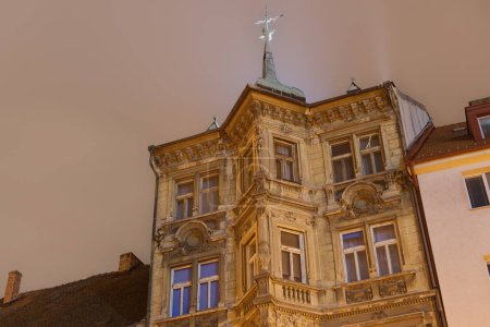 Nachtaufnahme des Neorenaissance-Gebäudes Apotheke Salvator - Lekaren u Salvatora - 1904 ehemalige Apotheke in der Altstadt von Bratislava, Slowakei.