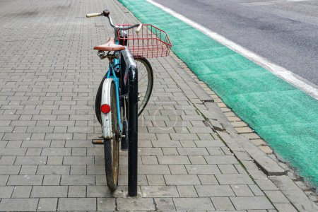 Un parc cyclable légèrement pourri sur un trottoir à côté d'une piste cyclable désignée à Bratislava, Slovaquie.
