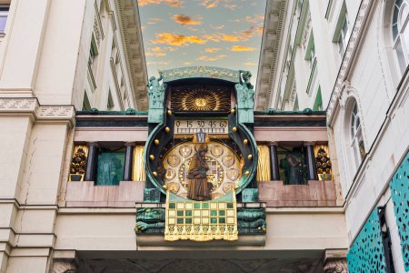 Viena, Austria - 14 de abril de 2019: Vista de bajo ángulo del gran reloj Art Nouveau Anker - Ankeruhr - reloj histórico con acentos de cobre y figuras que conectan dos edificios en el mercado Hower en el casco antiguo.