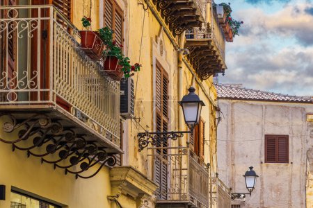 Agrigent traditionelle Architektur Häuser mit eisernen Balkonen, Laternen und verfallenen Fassade in Sizilien, Italien.