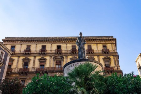 Foto de Catania, Italia - 24 de julio de 2019: Plaza San Francisco de Asís con un monumento al cardenal Dusmet en Catania Sicilia, Italia. - Imagen libre de derechos