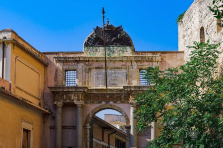 Porte historique de Cagliari de l'ancien Arsenal Royal - Portale ex Regio Arsenale - aujourd'hui entrée dans la citadelle des musées de l'île de Sardaigne, Italie.