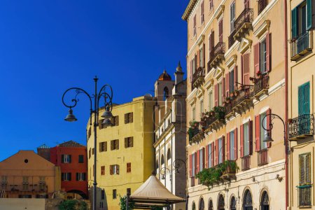 Cagliari historische bunte Gebäude Fassade mit hölzernen Fensterläden in Santa Croce Bastion Beobachtungsgebiet in Sardinien, Italien.